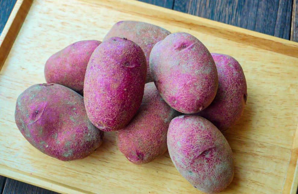 皮も果肉も赤い！「ドラゴンレッド」の魅力