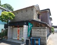 大谷石の立派な蔵の一角に直売用自販機が設置されている